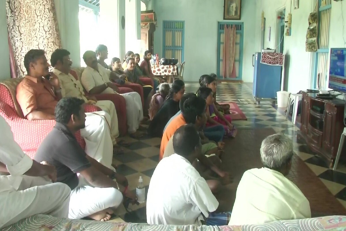  ତୁଳାସେନ୍ତିରାପୁରମର ଲୋକେ ଆମେରିକା ନିର୍ବାଚନର ଫଳାଫଳ ଜାଣିବା ପାଇଁ ସବୁ କାମ  ଛାଡ଼ି ଟିଭି ସାମ୍ନାରେ ବସିରହୁଥିଲେ । (ଫଟୋ: ANI)