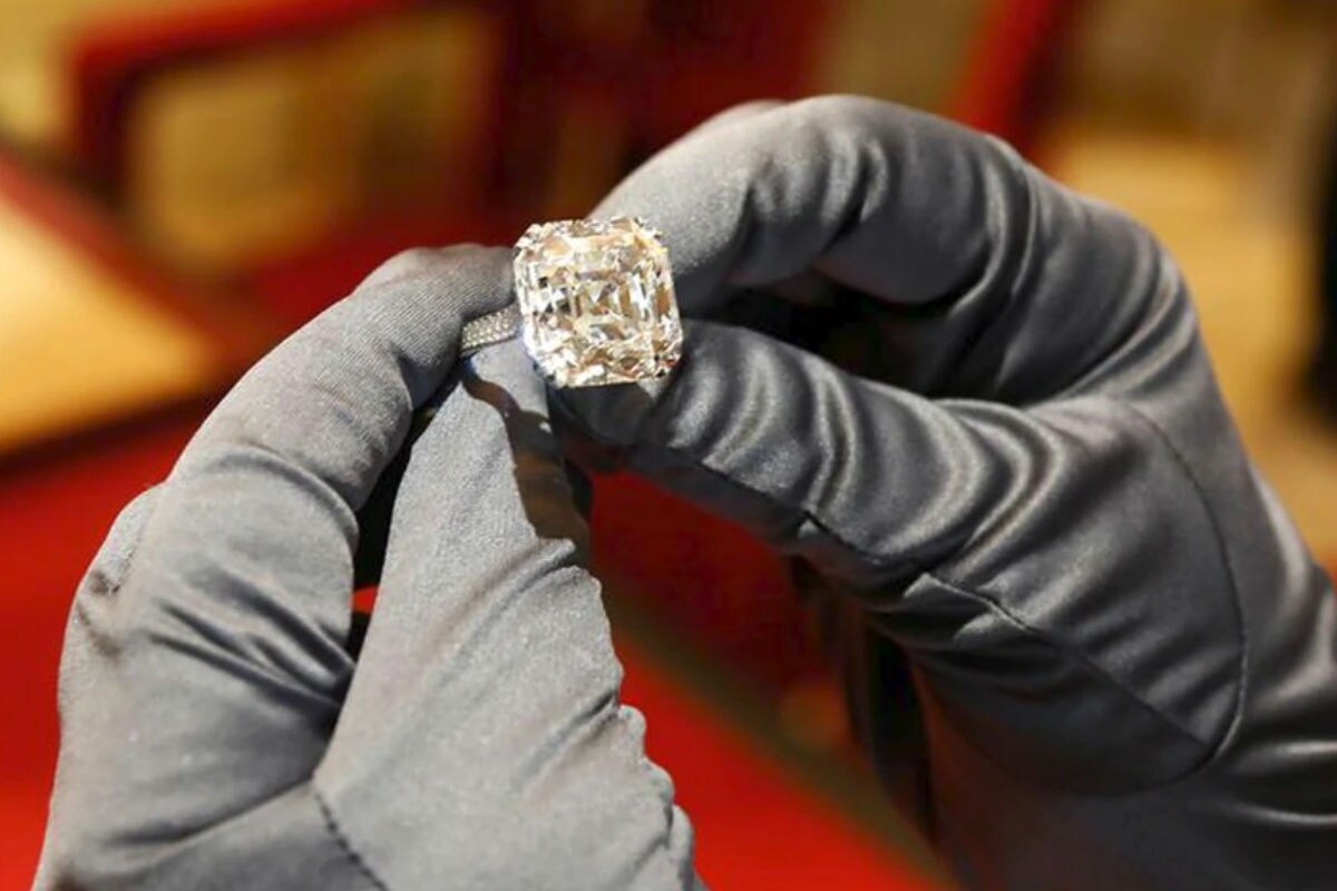 ରତ୍ନ ଓ ଅଳଙ୍କାର ରପ୍ତାନି ପରିଷଦ (Gems and Jewelleries Export Council, ଜିଜେଇପିସି)ର ଅଧ୍ୟକ୍ଷ କୋଲିନ ଶାହା କହିଛନ୍ତି ଯେ କରୋନା ମହାମାରୀ ଓ ଅର୍ଥନୈତିକ ଅନିଶ୍ଚିତତା ସତ୍ତ୍ୱେ ଧନତେରସ (Dhanteras) ସମୟରେ ହୀରା ଅଳଙ୍କାରର (diamond dewellery) ଚାହିଦା ବୃଦ୍ଧି ପାଇଛି । ସେ କହିଛନ୍ତି ଯେ ଏ ଥର ୧୦,୦୦୦ ରୁ ୨୦ ହଜାର ଟଙ୍କା ରେଞ୍ଜ ମଧ୍ୟରେ ଥିବା ହୀରା ଅଳଙ୍କାରର ଭଲ ବିକ୍ରି ହେବ ବୋଲି ଆଶା କରାଯାଉଛି । ରତ୍ନ ଓ ଅଳଙ୍କାର ରପ୍ତାନି ପରିଷଦ (Gems and Jewelleries Export Council, ଜିଜେଇପିସି)ର ଅଧ୍ୟକ୍ଷ କୋଲିନ ଶାହା କହିଛନ୍ତି ଯେ କରୋନା ମହାମାରୀ ଓ ଅର୍ଥନୈତିକ ଅନିଶ୍ଚିତତା ସତ୍ତ୍ୱେ ଧନତେରସ (Dhanteras) ସମୟରେ ହୀରା ଅଳଙ୍କାରର (diamond dewellery) ଚାହିଦା ବୃଦ୍ଧି ପାଇଛି । ସେ କହିଛନ୍ତି ଯେ ଏ ଥର ୧୦,୦୦୦ ରୁ ୨୦ ହଜାର ଟଙ୍କା ରେଞ୍ଜ ମଧ୍ୟରେ ଥିବା ହୀରା ଅଳଙ୍କାରର ଭଲ ବିକ୍ରି ହେବ ବୋଲି ଆଶା କରାଯାଉଛି ।