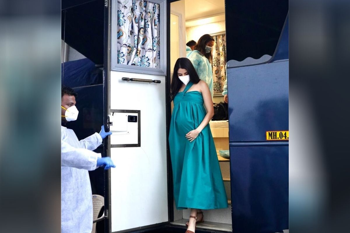  ଅନୁଷ୍କା ନିଶ୍ଚିତ ଅଛନ୍ତି ଯେ କରୋନା ଭାଇରସକୁ ଦୃଷ୍ଟିରେ ରଖି ସୁଟିଂ ସେଟରେ ସମସ୍ତ ଆବଶ୍ୟକୀୟ ପଦକ୍ଷେପ ନିଆଯାଇଛି। (ଫଟୋ: Viral Bhayani)