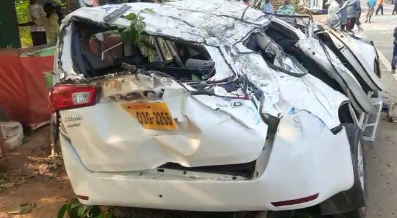  ଏକ ଇନୋଭା କାରରେ ଅନୁଗୁଳରୁ ବଲାଙ୍ଗୀର ଯାଉଥିବା କିଛି ଲୋକ କିଆକଟା ଛକ ନିକଟରେ ଏକ ଚା’ ଦୋକାନ ପାଖରେ ରାସ୍ତା କଡ଼ରେ କାର୍ ରଖି ଚା ପିଉଥିଲେ ।