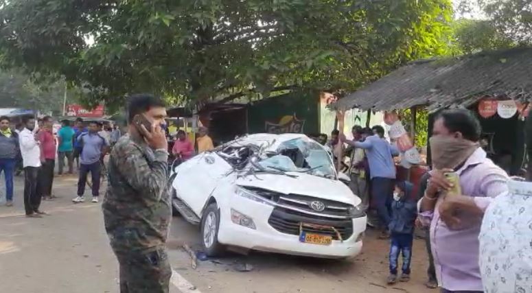  ସେତିକି ବେଳେ ବ୍ରହ୍ମପୁରରୁ ବୁର୍ଲା ଯାଉଥିବା ଏକ ଯାତ୍ରୀବାହୀ ବସ୍ ଦୃତ ଗତିରେ ଆସି ଇନୋଭା କାର୍ ଉପରେ ଚଢ଼ିଯାଇଥିଲା ।