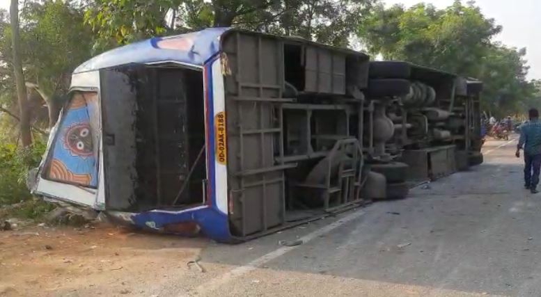  ଦୁର୍ଘଟଣା ଘଟାଇବା ପରେ ଯାତ୍ରୀବାହୀ ବସଟି ଓଲଟି ପଡ଼ିଥିଲା ।