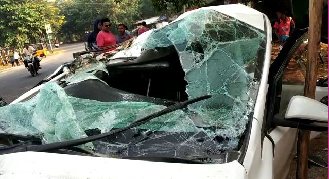  ଘଟଣା ସ୍ଥଳରେ ପୋଲିସ ପହଞ୍ଚି ତଦନ୍ତ ଚଳାଇଛି । ଏହି ଦୁର୍ଘଟଣା ସୋମବାର ଭୋର୍ ସମୟରେ ଘଟିଥିଲା ।