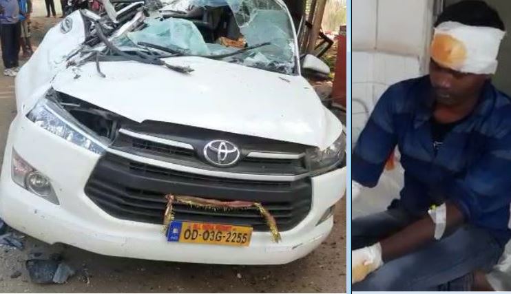  ରାସ୍ତା କଡ଼ରେ ଠିଆ ହୋଇଥିବା ଏକ ଇନୋଭା କାର୍ ଉପରେ ଦୃତ ଗତିରେ ଆସି ଚଢ଼ିଗଲା ଏକ ଯାତ୍ରୀବାହୀ ବସ୍ । ଏହି ସଡ଼କ ଦୁର୍ଘଟଣାରେ ଦୁଇ ଜଣ ଲୋକଙ୍କ ଜୀବନ ଦୀପ ଲିଭିଯାଇଛି ଓ ୩୦ ଜଣ ଆହl ହୋଇଛନ୍ତି ।