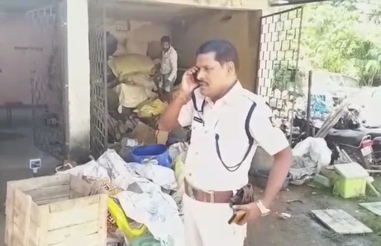  ପୁରୁଣା ବଜାର ଥାନାରେ OSAP ଯବାନମାନଙ୍କ ରହିବା ପାଇଁ ବ୍ୟବସ୍ଥା ନ ଥିବାରୁ ସେମାନେ ଷ୍ଟୋର୍ ରୁମ୍ ପାଖରେ ଥିବା ଏକ ଖାଲି ରୁମରେ ଶୁଅନ୍ତି ।