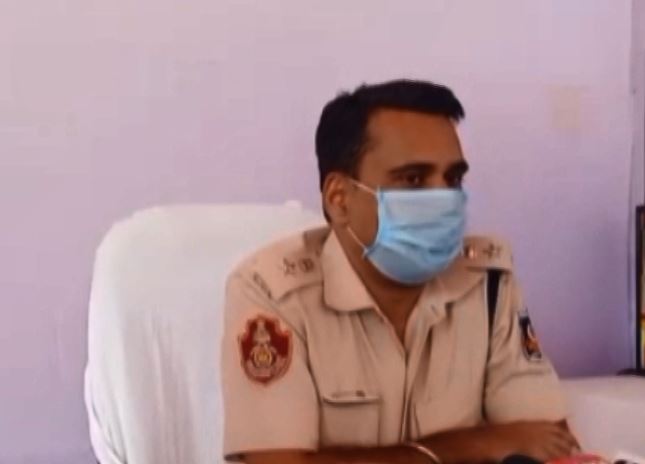 ଭୁବନେଶ୍ୱର ଡିସିପି ଉମାଶଙ୍କର ଦାଶ କହିଛନ୍ତି ଯେ ନୟାଗଡ଼ ସଦର ଥାନାର ଏହି ମାମଲା ସମ୍ପର୍କରେ ନୟାଗଡ଼ର ଏସ୍.ପି.ଙ୍କ ସହ ସେ କଥା ହୋଇଛନ୍ତି ଓ ଦମ୍ପତିଙ୍କୁ ବି ଏସ୍.ପି.ଙ୍କ ସହ କଥା କରାଇଦେଇଛନ୍ତି । ଦମ୍ପତିଙ୍କୁ ପୋଲିସ ଡାକ୍ତରୀ ପରୀକ୍ଷା ପାଇଁ କ୍ୟାପିଟାଲ୍ ହସପିଟାଲକୁ ନେଇଥିବା ସେ କହିଛନ୍ତି । ଭୁବନେଶ୍ୱର ଡିସିପି ଉମାଶଙ୍କର ଦାଶ କହିଛନ୍ତି ଯେ ନୟାଗଡ଼ ସଦର ଥାନାର ଏହି ମାମଲା ସମ୍ପର୍କରେ ନୟାଗଡ଼ର ଏସ୍.ପି.ଙ୍କ ସହ ସେ କଥା ହୋଇଛନ୍ତି ଓ ଦମ୍ପତିଙ୍କୁ ବି ଏସ୍.ପି.ଙ୍କ ସହ କଥା କରାଇଦେଇଛନ୍ତି । ଦମ୍ପତିଙ୍କୁ ପୋଲିସ ଡାକ୍ତରୀ ପରୀକ୍ଷା ପାଇଁ କ୍ୟାପିଟାଲ୍ ହସପିଟାଲକୁ ନେଇଥିବା ସେ କହିଛନ୍ତି ।
