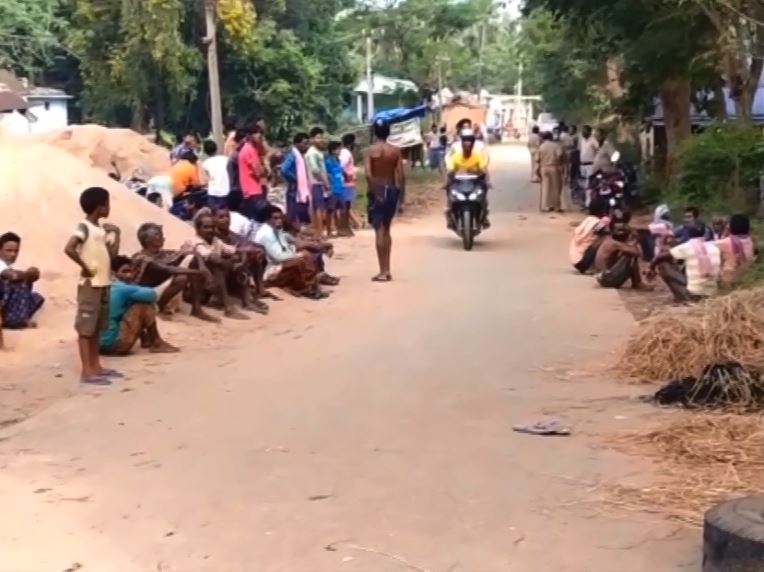  ପୂର୍ବରୁ ରହିଥିବା ଗାଁ ମଶାଣି ଆଗରେ ସ୍କୁଲ ରହିଥିବାରୁ ଶବ ପୋଡ଼ିବାକୁ ବିରୋଧ କରିଥିଲେ କାଳନ୍ଦୀସାହି ବାସିନ୍ଦାମାନେ । ଏହାକୁ କେନ୍ଦ୍ର କରି ଦୁଇ ସାହି ମଧ୍ୟରେ ବିବାଦ ଦେଖା ଦେଇଥିଲା ।