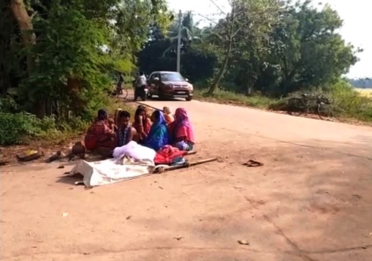  ମଶାଣିକୁ ନେଇ ଲାଗି ରହିଥିବା ବିବାଦ ହିଁ ଏମିତି ଅସ୍ୱାଭାବିକ ସ୍ଥିତିର କାରଣ । ଦୁଇ ସାହି ମଧ୍ୟରେ ମଶାଣି ବିବାଦ ଲାଗି ରହିଥିବାରୁ ନାଥ ପ୍ରଧାନଙ୍କ ଶବ ସଂକାର ହୋଇପାରି ନ ଥିଲା ।