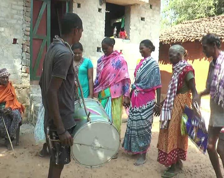  ପୂରା ଗାଁରେ ଏବେ ଖୁସିର ଲହରୀ । ଗାଁ ଲୋକେ ଖୁସିରେ ଢୋଲ ବଜାଇ ନାଚୁଛନ୍ତି ।