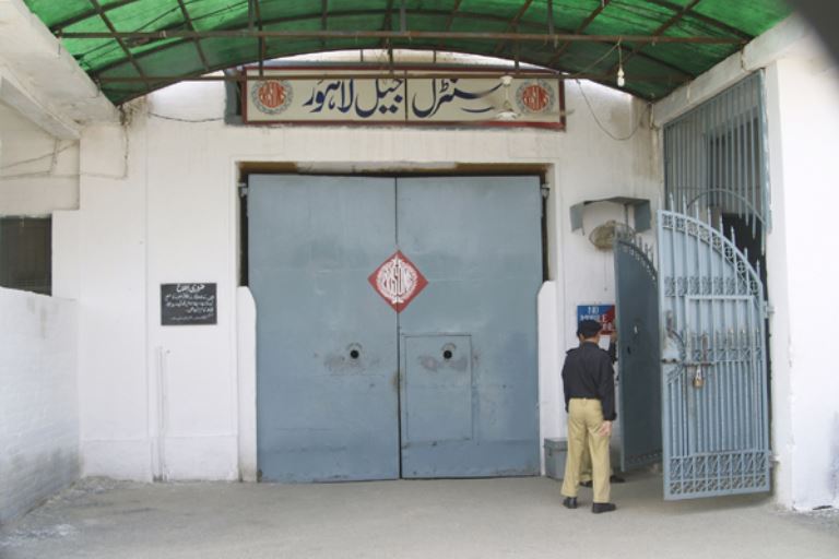  ପାକିସ୍ତାନ ସେନା ତାଙ୍କୁ ଧରି ପକାଇ ଲାହୋର୍ ଜେଲକୁ ପଠାଇ ଦେଇଥିଲା । ତା’ ପରେ ପାକିସ୍ତାନ ସରକାର ଅମାନବୀୟ ଆଚରଣ ପୂର୍ବକ ତାଙ୍କୁ ୨୦ ବର୍ଷ କାଳ ଜେଲରେ ରଖିଥିଲେ ।