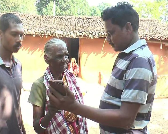  ପରିବାର ଲୋକେ ଓ ଗାଁର ବୟସ୍କମାନେ ମୋବାଇଲ୍ ଫୋନରେ ବିରଜୁ କୁଲୁଙ୍କ ଫଟୋ ଦେଖୁଛନ୍ତି ଓ ତାଙ୍କୁ ଚିହ୍ନିପାରି ଖୁସି ହେଉଛନ୍ତି ।