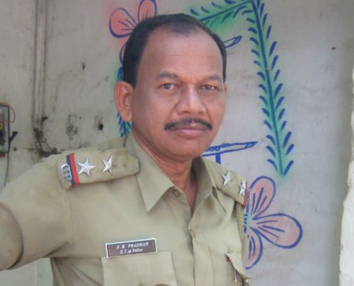  ଅନୁଗୁଳ ଜିଲ୍ଲା ଆଠମଲ୍ଲିକ ବ୍ଲକର ଜାମୁଡୋଲିରେ ପ୍ରବୀର ପ୍ରଧାନଙ୍କ ଜନ୍ମ । ବାପା ପ୍ରଫୁଲ୍ଲ କୁମାର ପ୍ରଧାନ ଥିଲେ ଜଣେ ପୋଲିସ ଅଫିସର । ପୋଲିସ ପରିବାରରେ ବଢ଼ିଥିବା ପ୍ରବୀରଙ୍କର ପିଲା ବେଳୁ ଇଚ୍ଛା ଥିଲା ହେବେ ସାମ୍ବାଦିକ ।