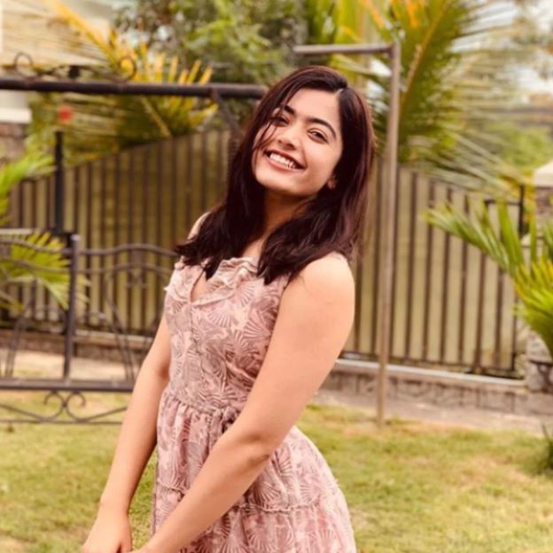 ଗୁଗୁଲ୍ ତରଫରୁ ରଶ୍ମିକାଙ୍କୁ National Crush Of India 2020 Female ଭାବରେ ଘୋଷଣା କରିବା ପରଠାରୁ ନ୍ୟାସନାଲ୍ କ୍ରସ୍ ହ୍ୟାସଟ୍ୟାଗ୍ ସହ ଟ୍ୱିଟରରେ ଟ୍ରେଣ୍ଡ କରୁଛି । (ଫଟୋ କ୍ରେଡିଟ୍: instagram/@rashmika_mandanna) ଗୁଗୁଲ୍ ତରଫରୁ ରଶ୍ମିକାଙ୍କୁ National Crush Of India 2020 Female ଭାବରେ ଘୋଷଣା କରିବା ପରଠାରୁ ନ୍ୟାସନାଲ୍ କ୍ରସ୍ ହ୍ୟାସଟ୍ୟାଗ୍ ସହ ଟ୍ୱିଟରରେ ଟ୍ରେଣ୍ଡ କରୁଛି । (ଫଟୋ କ୍ରେଡିଟ୍: instagram/@rashmika_mandanna)