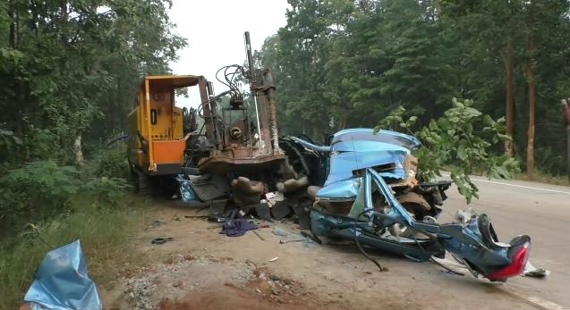 ବୁଧବାର ଭୋର୍ ତାଙ୍କ କାରଟି ଭାରସାମ୍ୟ ହରାଇ ଟେଲିଫୋନ ମରାମତି ପାଇଁ ରାସ୍ତା କଡ଼ରେ ଛିଡା ହୋଇଥିବା ଗାଡି ସହିତ ଜୋରରେ ଧକ୍କା ଦେଇଥିଲା । ବୁଧବାର ଭୋର୍ ତାଙ୍କ କାରଟି ଭାରସାମ୍ୟ ହରାଇ ଟେଲିଫୋନ ମରାମତି ପାଇଁ ରାସ୍ତା କଡ଼ରେ ଛିଡା ହୋଇଥିବା ଗାଡି ସହିତ ଜୋରରେ ଧକ୍କା ଦେଇଥିଲା ।
