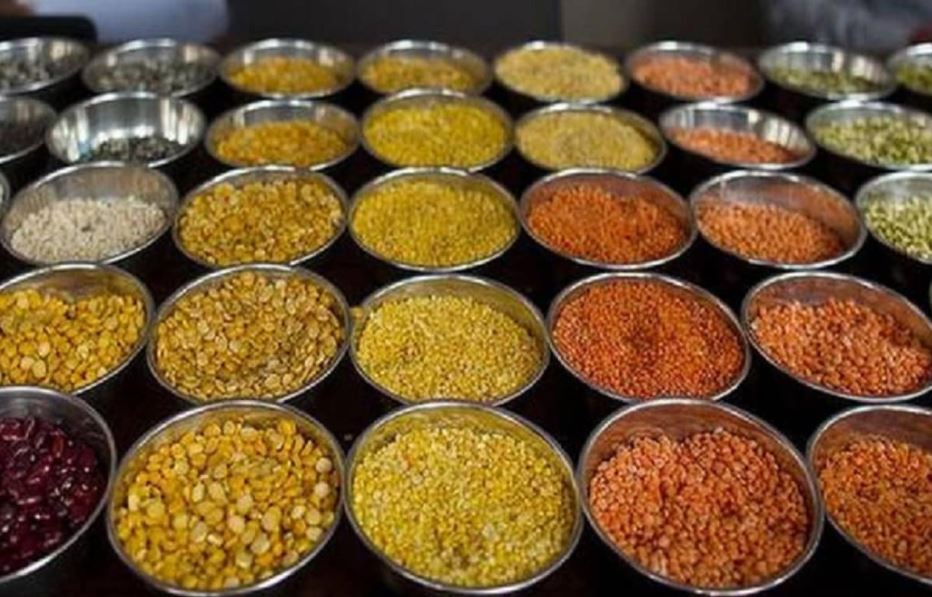 ମୁମ୍ବାଇ: ସାଧାରଣ ଲୋକ ବଢ଼ିଚାଲିଥିବା ଦରଦାମ୍ରୁ କିଛି ମାତ୍ରାରେ ଆରାମ ପାଇଛନ୍ତି । ଅକ୍ଟୋବରର ଉଚ୍ଚ ଦରରେ ବିକ୍ରି ହେଉଥିବା ହରଡ଼ ଡାଲିର ଦାମ୍ ୧୫ ରୁ ୨୦% ହ୍ରାସ ପାଇଛି । ମସୁର ଡାଲି ଓ ଚଣା ସମେତ ଅନ୍ୟାନ୍ୟ ଡାଲି ଉପରେ ସରକାର ଦ୍ୱାରା ଗ୍ରହଣ କରିଥିବା ପଦକ୍ଷେପ ପରେ ଏହି ଦରରେ ହ୍ରାସ ହୋଇଛି । ସରକାର ୧୫ ନଭେମ୍ବରରୁ ୩୧ ଡିସେମ୍ବର ମଧ୍ୟରେ ହରଡ଼ ଆମଦାନୀ ପାଇଁ ଅବଧି ବୃଦ୍ଧି କରିବାକୁ ଘୋଷଣା କରିବା ପରେ ଉଚ୍ଚମାନର ହରଡ଼ ଡାଲିର ଦାମ୍ ହ୍ରାସ ହୋଇଛି । ଡାଲିର ଏକ୍ସ-ମିଲ୍ ଦାମ୍ କିଲୋଗ୍ରାମ ପିଛା ୧୨୦ ଟଙ୍କାରୁ ରୁ ଖସି ୧୦୦ ଟଙ୍କା ହୋଇଯାଇଛି । ସାର୍ବଜନୀନ ବିତରଣ ବ୍ୟବସ୍ଥା ମାଧ୍ୟମରେ ସରକାର ରାଜ୍ୟଗୁଡିକୁ ହରଡ଼ ବିକ୍ରି କରିବା ଆରମ୍ଭ କରିଛନ୍ତି । ମୁମ୍ବାଇ: ସାଧାରଣ ଲୋକ ବଢ଼ିଚାଲିଥିବା ଦରଦାମ୍ରୁ କିଛି ମାତ୍ରାରେ ଆରାମ ପାଇଛନ୍ତି । ଅକ୍ଟୋବରର ଉଚ୍ଚ ଦରରେ ବିକ୍ରି ହେଉଥିବା ହରଡ଼ ଡାଲିର ଦାମ୍ ୧୫ ରୁ ୨୦% ହ୍ରାସ ପାଇଛି । ମସୁର ଡାଲି ଓ ଚଣା ସମେତ ଅନ୍ୟାନ୍ୟ ଡାଲି ଉପରେ ସରକାର ଦ୍ୱାରା ଗ୍ରହଣ କରିଥିବା ପଦକ୍ଷେପ ପରେ ଏହି ଦରରେ ହ୍ରାସ ହୋଇଛି । ସରକାର ୧୫ ନଭେମ୍ବରରୁ ୩୧ ଡିସେମ୍ବର ମଧ୍ୟରେ ହରଡ଼ ଆମଦାନୀ ପାଇଁ ଅବଧି ବୃଦ୍ଧି କରିବାକୁ ଘୋଷଣା କରିବା ପରେ ଉଚ୍ଚମାନର ହରଡ଼ ଡାଲିର ଦାମ୍ ହ୍ରାସ ହୋଇଛି । ଡାଲିର ଏକ୍ସ-ମିଲ୍ ଦାମ୍ କିଲୋଗ୍ରାମ ପିଛା ୧୨୦ ଟଙ୍କାରୁ ରୁ ଖସି ୧୦୦ ଟଙ୍କା ହୋଇଯାଇଛି । ସାର୍ବଜନୀନ ବିତରଣ ବ୍ୟବସ୍ଥା ମାଧ୍ୟମରେ ସରକାର ରାଜ୍ୟଗୁଡିକୁ ହରଡ଼ ବିକ୍ରି କରିବା ଆରମ୍ଭ କରିଛନ୍ତି ।