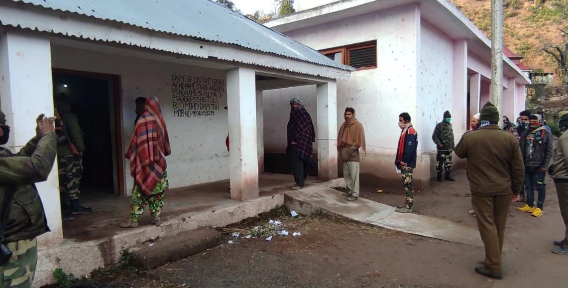 ଶ୍ରୀନଗର: ଶନିବାର ଦିନ ଜମ୍ମୁ କାଶ୍ମୀରରେ ଡିଡିସି ନିର୍ବାଚନ ଓ ପଞ୍ଚାୟତ ଉପ-ନିର୍ବାଚନ ପାଇଁ ମତଦାନ ଜାରି ରହିଛି । ଏହି ନିର୍ବାଚନରେ ମୋଟ ୧,୪୨୭ ଜଣ ପ୍ରାର୍ଥୀ ମୈଦାନରେ ଅଛନ୍ତି ।<br /> ଶ୍ରୀନଗର: ଶନିବାର ଦିନ ଜମ୍ମୁ କାଶ୍ମୀରରେ ଡିଡିସି ନିର୍ବାଚନ ଓ ପଞ୍ଚାୟତ ଉପ-ନିର୍ବାଚନ ପାଇଁ ମତଦାନ ଜାରି ରହିଛି । ଏହି ନିର୍ବାଚନରେ ମୋଟ ୧,୪୨୭ ଜଣ ପ୍ରାର୍ଥୀ ମୈଦାନରେ ଅଛନ୍ତି ।<br />