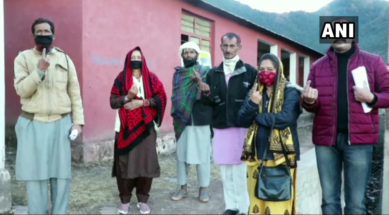  କୋଭିଡ -୧୯ କୁ ଦୃଷ୍ଟିରେ ରଖି ନିର୍ବାଚନ କମିଶନର୍ ଲୋକଙ୍କୁ ନିବେଦନ କରିଛନ୍ତି ଯେ ମତଦାନ ବୁଥରେ ମାସ୍କ ପିନ୍ଧିବା ଓ ସାମାଜିକ ଦୂରତା ପାଳନ କରିବା ପାଇଁ ନିର୍ବାଚନ ଆୟୋଗ ଦ୍ୱାରା ଜାରି କରାଯାଇଥିବା ନିର୍ଦ୍ଦେଶାବଳୀ ଅନୁସରଣ କରନ୍ତୁ ।<br />