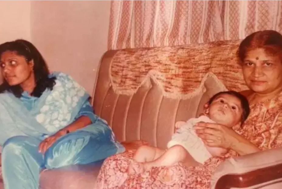  କାର୍ତ୍ତିକ ତାଙ୍କ ପରିବାରର ଅତି ନିକଟତର । ସେ ନିଜ ପରିବାର ସହିତ ସୋସିଆଲ ମିଡିଆରେ ଅନେକ ଫଟୋ ଓ ଭିଡିଓ ପୋଷ୍ଟ କରି ଚାଲିଥାନ୍ତି । (ଫଟୋ: ସୋସିଆଲ୍ ମିଡିଆ)