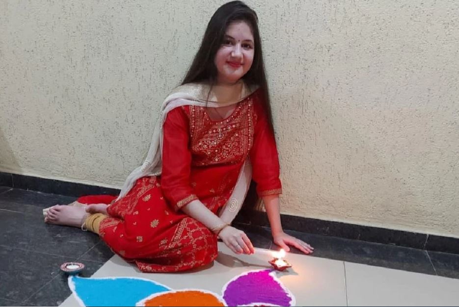  ଫିଲ୍ମ 'ବଜରଙ୍ଗୀ ଭାଇଜାନ'ରେ ହର୍ଷଲି ହୁଏତ ଏକ ମୂକ-ବଧିର ଝିଅ ଭୂମିକାରେ ଅଭିନୟ କରିଥିବେ । କିନ୍ତୁ ଫିଲ୍ମ ରିଲିଜ୍ ହେବା ପରେ ଏହି ଛୋଟ ଅଭିନେତ୍ରୀଙ୍କ ଯାଦୁକୁ ଲୋକମାନେ ଅନେକ ପ୍ରଶଂସା କରିଥିଲେ । (ଫଟୋ ସୌଜନ୍ୟ: Insatgram @harshaalimalhotra_03)