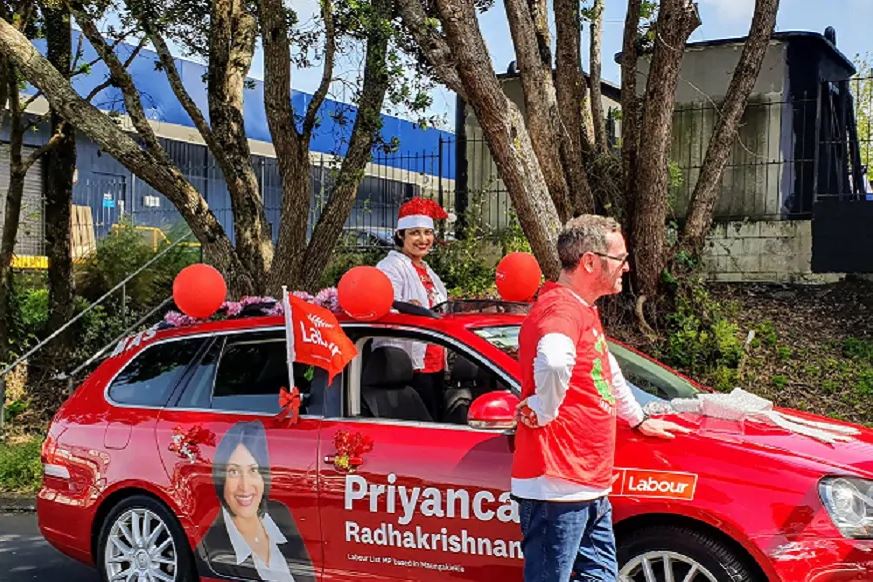  ପ୍ରିୟଙ୍କା ସିଙ୍ଗାପୁରରେ ବଢ଼ିଥିଲେ । ତାଙ୍କ ପିତାମାତା ସିଙ୍ଗାପୁରକୁ ସ୍ଥାନାନ୍ତରିତ ହୋଇଥିବାରୁ ଏଠାରେ ତାଙ୍କର ପ୍ରାରମ୍ଭିକ ଅଧ୍ୟୟନ ହୋଇଥିଲା । ଏହା ପରେ ସେ ନ୍ୟୁଜିଲ୍ୟାଣ୍ଡକୁ ମାଷ୍ଟର ଡିଗ୍ରୀ ହାସଲ କରିବାକୁ ଆସିଥିଲେ । ଏଠାରେ ସେ ୱେଲିଙ୍ଗଟନ୍‌ର ଭିକ୍ଟୋରିଆ ବିଶ୍ୱବିଦ୍ୟାଳୟରେ ଅଧ୍ୟୟନ କରିଥିଲେ ।