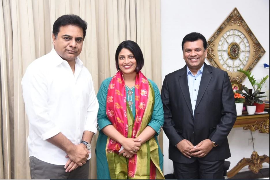  ସେ ଗତ ୧୪ ବର୍ଷ ଧରି ନ୍ୟୁଜିଲ୍ୟାଣ୍ଡର ଲେବର ପାର୍ଟି ସହିତ ଜଡିତ ଥିଲେ । ତାଙ୍କ ସ୍ୱାମୀ ରିଚାର୍ଡସନ ଖ୍ରୀଷ୍ଟଚର୍ଚର ଆଇଟି କ୍ଷେତ୍ରରେ କାର୍ଯ୍ୟ କରନ୍ତି ।