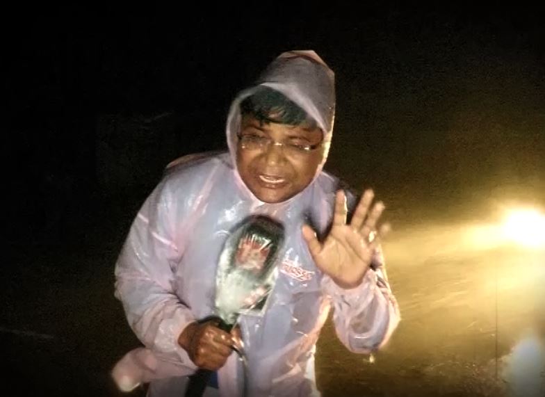  ଫାଇଲିନ୍ ଓ ହୁଦହୁଦ୍ ବେଳେ ପ୍ରବୀର ପ୍ରଧାନଙ୍କ ରିପୋର୍ଟିଂ ଏବେ ବି ରହିଛି ମାଇଲଖୁଣ୍ଟ ହୋଇ ।