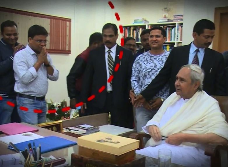  ସୁର-ସାରଥୀଙ୍କ ଦୁର୍ନୀତିର ସାମ୍ରାଜ୍ୟ ଭିତରେ ପଶି ଘଣ୍ଟାଚକଟା କରିଥିବା ଏହି ଯୁବ ତଥା ସାହସୀ ସାମ୍ବାଦିକଙ୍କୁ ମିଳିଥିଲା ଅନେକ ପ୍ରଶଂସା, ପୁରସ୍କାର ଓ ସମ୍ମାନ ।