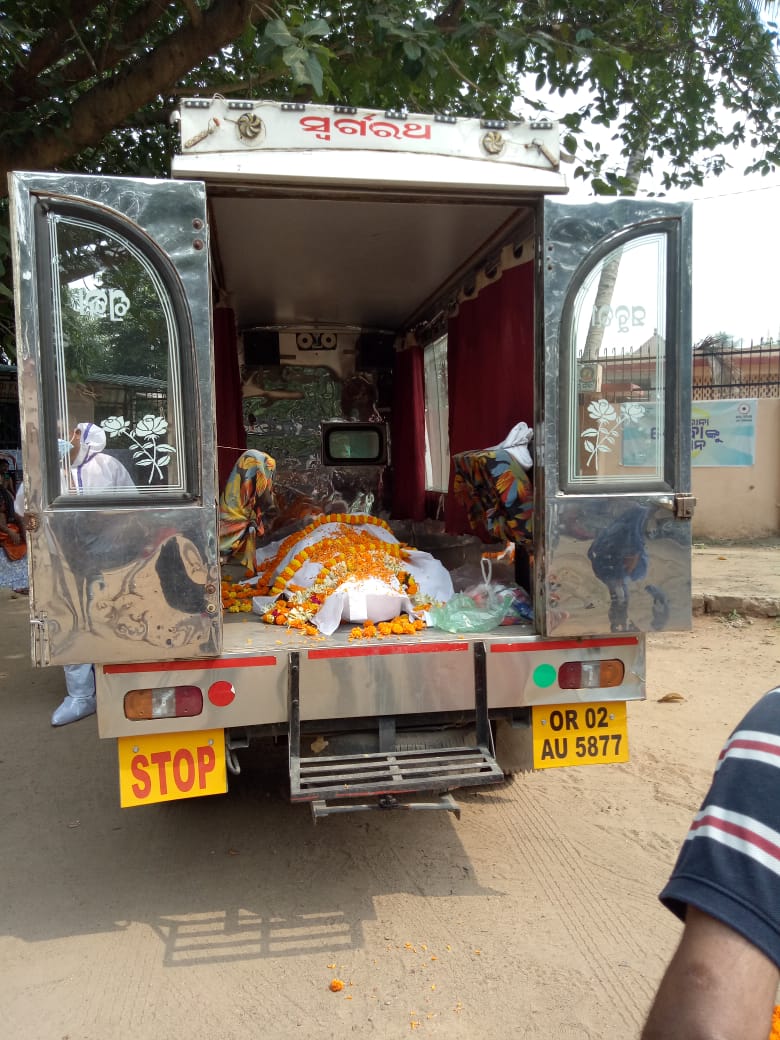  ସତ୍ୟନଗର ଶ୍ମଶାନରେ ପ୍ରବୀରଙ୍କର କରାଯାଇଥିଲା ଅନ୍ତିମ ସଂସ୍କାର । ମୁଖାଗ୍ନି ଦେଇଥିଲେ ତାଙ୍କ ଭିଣୋଇ କପିଳେନ୍ଦ୍ର ପ୍ରଧାନ ।