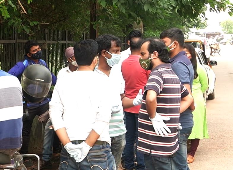  ତାଙ୍କ ଅକାଳ ମୃତ୍ୟୁର ଖବର ପ୍ରଚାରିତ ହେବା ମାତ୍ରେ ହସ୍ପିଟାଲ ଆଗରେ ପହଞ୍ଚିଯାଇଥିଲେ ତାଙ୍କର ଅନେକ ସାମ୍ବାଦିକ ସାଥୀ, ସହକର୍ମୀ ଓ ଶୁଭେଚ୍ଛୁମାନେ । ସମସ୍ତେ ହୋଇଯାଇଥିଲେ ଅବାକ୍ ।