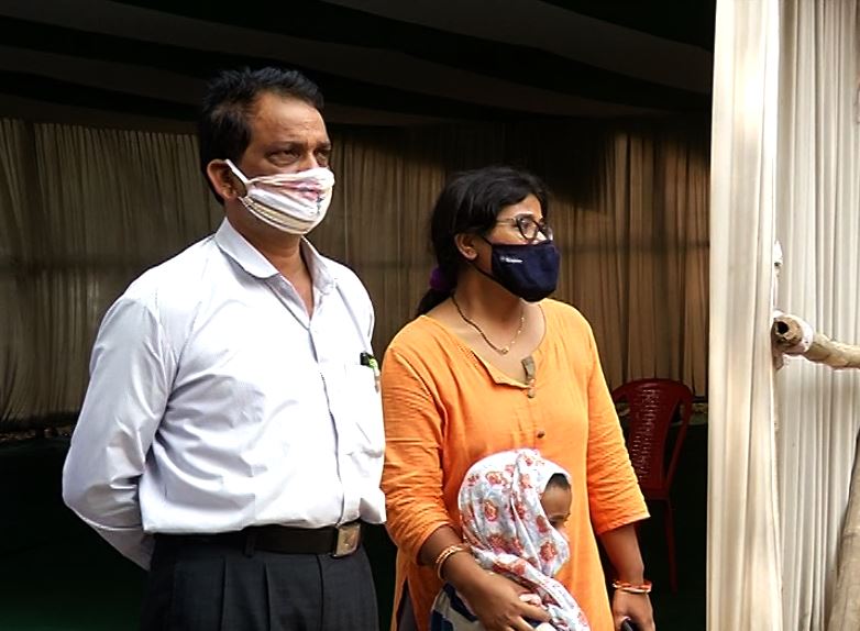  ଆଖିରେ ଲୁହର ସମୁଦ୍ର ଧରି ଠିଆ ହୋଇଥିଲେ ତାଙ୍କ ଭଉଣୀ ଓ କିଛି ପରିଜନ ।