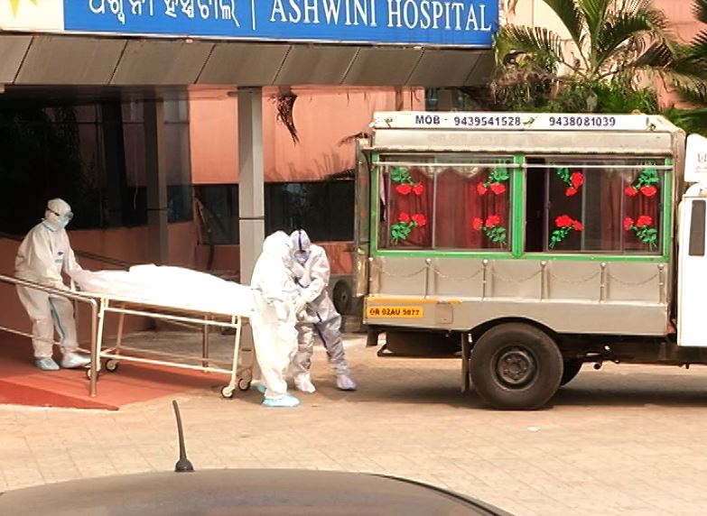  ହସ୍ପିଟାଲରୁ ମରଶରୀରକୁ ଅଣାଯାଇଥିଲା ସତ୍ୟନଗର ଶ୍ମଶାନକୁ । ଶେଷ ଦର୍ଶନ ପାଇଁ ଶ୍ମଶାନରେ ଲାଗିଥିଲା ଭିଡ଼ ।