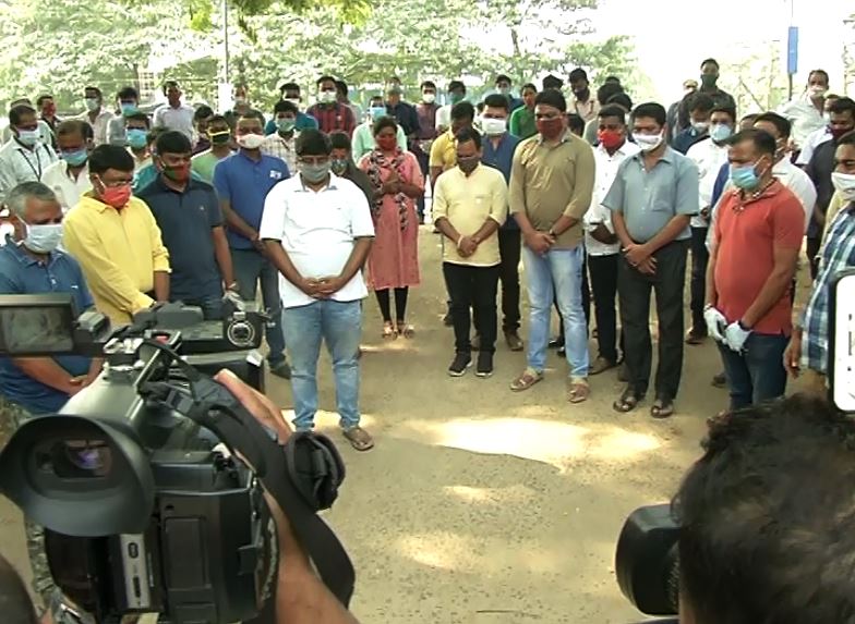  ମିଡିଆ ବନ୍ଧୁଙ୍କ ସହ ରାଜନେତା, ସ୍ବେଚ୍ଛାସେବୀ ଓ ପୋଲିସ କର୍ମଚାରୀମାନେ ପହଞ୍ଚି ଜଣାଇଥିଲେ ଅଶ୍ରୁଳ ଶ୍ରଦ୍ଧାଞ୍ଜଳି । ସତ୍ୟନଗର ଶ୍ମଶାନରେ ସୃଷ୍ଟି ହୋଇଥିଲା ଶୋକାକୁଳ ପରିବେଶ ।