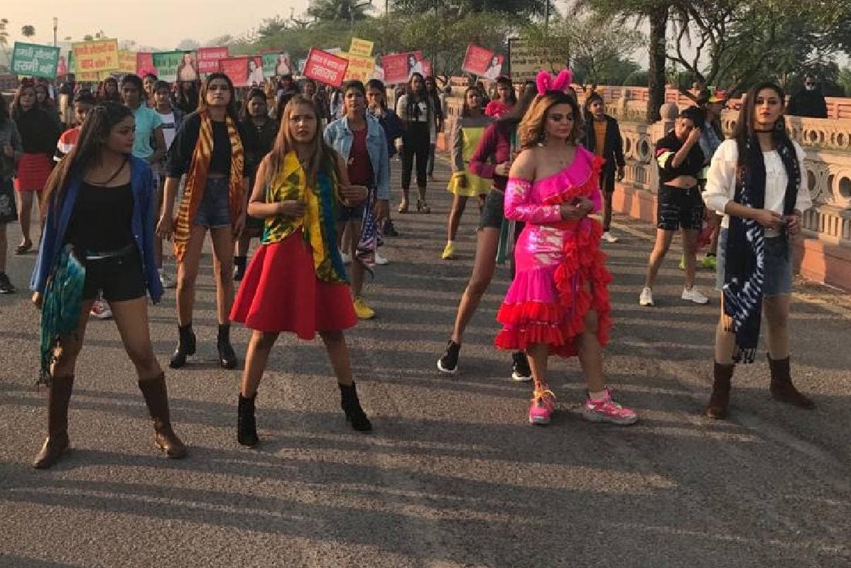  ଏହି ଭାଇରାଲ୍ ଫଟୋରେ ରାକ୍ଷୀ ସାୱନ୍ତ ଗୋଲାପୀ ରଙ୍ଗର ଡ୍ରେସରେ ନଜର ଆସିଛନ୍ତି ।<br />