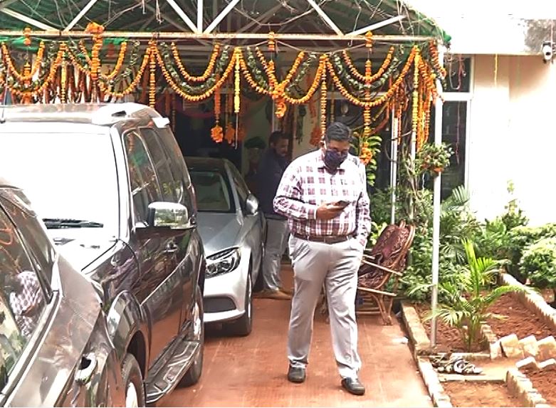 ଆକାଶଙ୍କ ନାଁରେ ଥିବା ଗୋଟିଏ ମର୍ସିଡେସ୍ କାର୍, ଗୋଟିଏ ବିଏମଡବ୍ଲୁ କାର୍ ଓ ଗୋଟିଏ ଟାଟା ହାରିୟର କାର୍ ବି ଥିବା ଠାବ କରାଯାଇଛି । ଆକାଶଙ୍କ ନାଁରେ ଥିବା ଗୋଟିଏ ମର୍ସିଡେସ୍ କାର୍, ଗୋଟିଏ ବିଏମଡବ୍ଲୁ କାର୍ ଓ ଗୋଟିଏ ଟାଟା ହାରିୟର କାର୍ ବି ଥିବା ଠାବ କରାଯାଇଛି ।