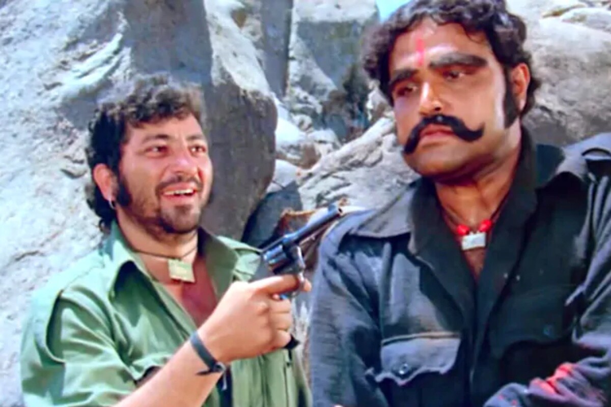 ବଲିଉଡର ପ୍ରଖ୍ୟାତ ଅଭିନେତା ଅମଜାଦ ଖାନ (Amjad Khan) ଆଜି ଆମ ମଧ୍ୟରେ ନ ଥାଇ ପାରନ୍ତି, କିନ୍ତୁ ତାଙ୍କ ସ୍ମୃତି ତାଙ୍କ ପ୍ରଶଂସକଙ୍କ ହୃଦୟରେ ସତେଜ ରହିଛି । ସେ ‘ଶୋଲେ’ ଫିଲ୍ମର ଐତିହାସିକ ଚରିତ୍ର ଗବ୍ବର ସିଂରୁ ନିଜ ଚଳଚ୍ଚିତ୍ର ଜୀବନ ଆରମ୍ଭ କରିଥିଲେ । ସେହି ଚରିତ୍ରରେ ସେ ସବୁ ଠାରୁ ସ୍ମରଣୀୟ ହୋଇ ରହିଛନ୍ତି । ବଲିଉଡର ପ୍ରଖ୍ୟାତ ଅଭିନେତା ଅମଜାଦ ଖାନ (Amjad Khan) ଆଜି ଆମ ମଧ୍ୟରେ ନ ଥାଇ ପାରନ୍ତି, କିନ୍ତୁ ତାଙ୍କ ସ୍ମୃତି ତାଙ୍କ ପ୍ରଶଂସକଙ୍କ ହୃଦୟରେ ସତେଜ ରହିଛି । ସେ ‘ଶୋଲେ’ ଫିଲ୍ମର ଐତିହାସିକ ଚରିତ୍ର ଗବ୍ବର ସିଂରୁ ନିଜ ଚଳଚ୍ଚିତ୍ର ଜୀବନ ଆରମ୍ଭ କରିଥିଲେ । ସେହି ଚରିତ୍ରରେ ସେ ସବୁ ଠାରୁ ସ୍ମରଣୀୟ ହୋଇ ରହିଛନ୍ତି ।
