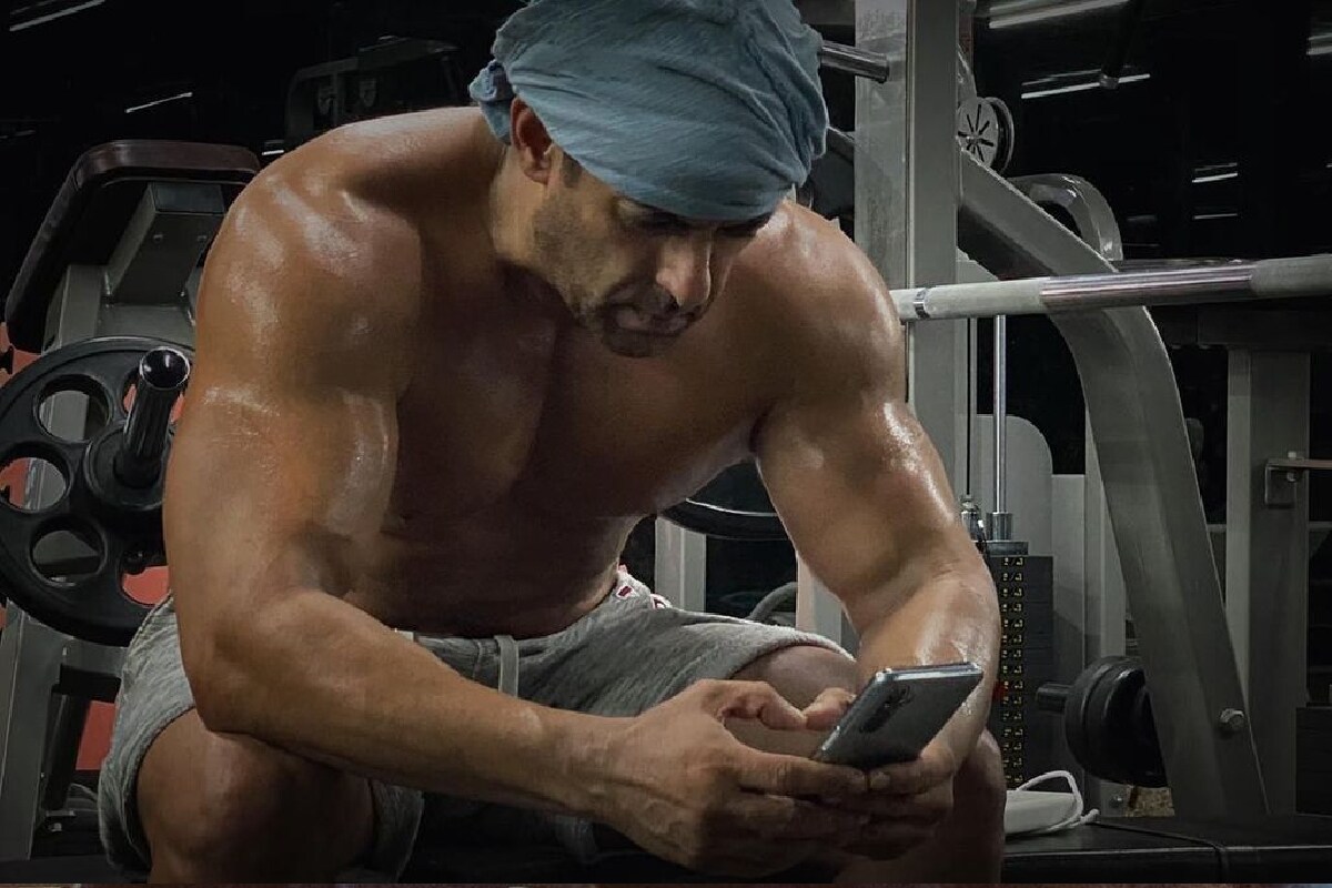  ସଲମାନଙ୍କ ଜନ୍ମ ଠାରୁ ଆରମ୍ଭ କରି ତାଙ୍କ ପ୍ରଥମ ଫିଲ୍ମ ‘ମୈଁ ନେ ପ୍ୟାର କିୟା’ ପର୍ଯ୍ୟନ୍ତ ଅଖତର ମିଆଁ ତାଙ୍କ ସହ ଥିଲେ । କିନ୍ତୁ ତା’ ପରେ ସେ ଭୋପାଳ ଫେରିଆସିଥିଲେ ଓ ଆଉ ମୁମ୍ବାଇ ଯାଇପାରି ନ ଥିଲେ। (ସବୁ ଫଟୋ ସୌଜନ୍ୟ: ଇନଷ୍ଟାଗ୍ରାମ @beingsalmankhan)