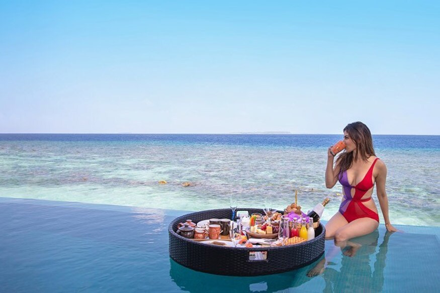  ଅଭିନେତ୍ରୀ ମୌନୀ ରାୟ (Mouni Roy) ଏକ ଲାଲ୍‌ ରଙ୍ଗର ମନୋକିନି ପିନ୍ଧି ମାଳଦ୍ୱାପରେ ନିଜ ଛୁଟି ବିତାଇବାର ଏହି ଫଟୋ ଶେୟାର୍‌ କରିଛନ୍ତି ।