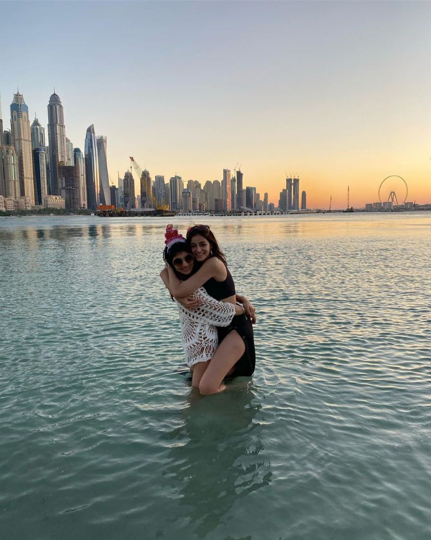  ଦୁବାଇରେ ଜଣେ ସାଙ୍ଗଙ୍କ ସହ ଅନନ୍ୟା ପାଣ୍ଡେ (Ananya Panday)