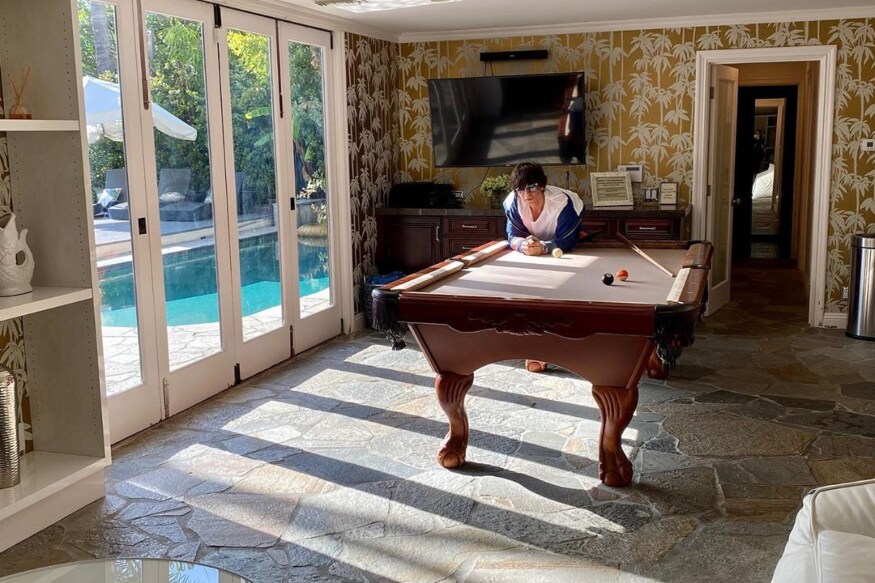  ଶାହରୁଖ ଖାନ୍‌ (Shah Rukh Khan, SRK) ଏକ ବିଲିୟାର୍ଡ଼ ଟେବୁଲ୍‌ ସହିତ ଏହି ଫଟୋ ଶେୟାର୍‌ କରିଛନ୍ତି ।