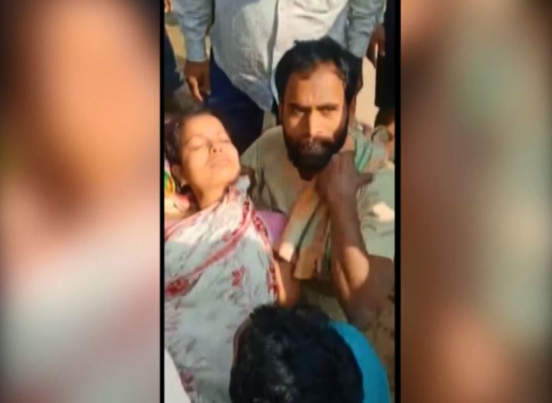  ସକାଳେ ପଡ଼ୋଶୀମାନେ ବୋହୂଟିକୁ ଡୋଲି ଭିତରେ ଦେଖି ତାକୁ ସେଥିରୁ ଉଦ୍ଧାର କରିଥିଲେ ।