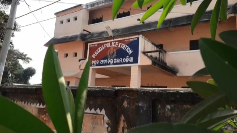  ବୁଗୁଡ଼ା ପୋଲିସ ଏହି ଘଟଣାରେ ନିଜ ଆଡୁ ତଦନ୍ତ ଆରମ୍ଭ କରିଛି ଓ ଦୁଇ ଜଣଙ୍କୁ ଅଟକ ରଖି ପଚରାଉଚରା କରୁଛି ।