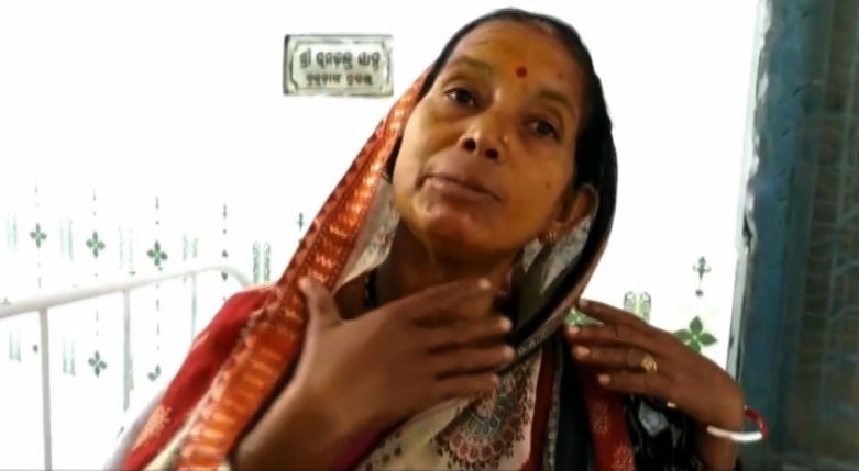 ଡୋଲି ଭିତରେ ଫିଙ୍ଗିଦେବା ପୂର୍ବରୁ ନବବଧୂର ଶାଶୁଘର ଲୋକେ ତାକୁ ନିସ୍ତୁକ ମାଡ଼ ମାରିଥିଲେ ବୋଲି କହିଛନ୍ତି ତାଙ୍କ ମା’ ଦୁଃଖୀ ପ୍ରଧାନ । ଡୋଲି ଭିତରେ ଫିଙ୍ଗିଦେବା ପୂର୍ବରୁ ନବବଧୂର ଶାଶୁଘର ଲୋକେ ତାକୁ ନିସ୍ତୁକ ମାଡ଼ ମାରିଥିଲେ ବୋଲି କହିଛନ୍ତି ତାଙ୍କ ମା’ ଦୁଃଖୀ ପ୍ରଧାନ ।