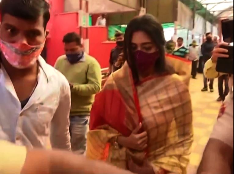  ମହିଳା କମିଶନଙ୍କ ସମକ୍ଷରେ ଉଭୟ ଅନୁଭବ ଓ ବର୍ଷା ସାମନା ସାମନି ବସିଥିବା ଜଣାପଡ଼ିଛି ।