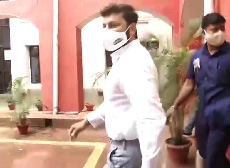  ଅନୁଭବ ହସ ହସ ମୁହଁରେ ମହିଳା କମିଶନଙ୍କ କାର୍ଯ୍ୟାଳୟ ଭିତରେ ପ୍ରବେଶ କରିଥିଲେ ।