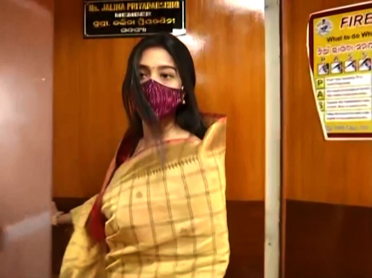  ବର୍ଷା ଖୁବ୍ ଶାନ୍ତ ଭାବରେ ମହିଳା କମିଶନ୍ କାର୍ଯ୍ୟାଳୟ ଭିତରେ ପ୍ରବେଶ କରିଥିଲେ ।