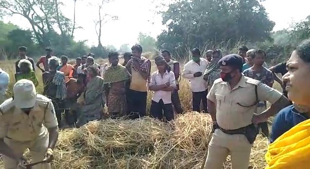  ମୃତ ଦେହଟିକୁ କୁଟା ଗଦା ଭିତରେ ରଖାଯାଇଥିଲା ଓ ଏହା ଉଲଗ୍ନ ଥିବା ଦେଖାଯାଇଥିଲା ।