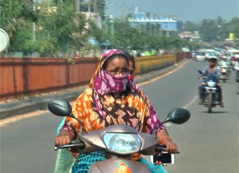 ନୂଆ ବ୍ୟବସ୍ଥା ଅନୁଯାୟୀ ଦୁଇଚକିଆ ଯାନରେ ବସିଥିବା ଲୋକମାନଙ୍କ ପାଇଁ ହେଲମେଟ ଓ କାରରେ ବସିଥିବା ଲୋକଙ୍କ ପାଇଁ ସିଟ୍ ବେଲ୍ଟ ପିନ୍ଧିବା ବାଧ୍ୟତାମୂଳକ କରାଯାଇଛି । ନୂଆ ବ୍ୟବସ୍ଥା ଅନୁଯାୟୀ ଦୁଇଚକିଆ ଯାନରେ ବସିଥିବା ଲୋକମାନଙ୍କ ପାଇଁ ହେଲମେଟ ଓ କାରରେ ବସିଥିବା ଲୋକଙ୍କ ପାଇଁ ସିଟ୍ ବେଲ୍ଟ ପିନ୍ଧିବା ବାଧ୍ୟତାମୂଳକ କରାଯାଇଛି ।