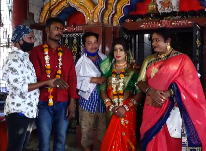  ବିବାହ ସମୟରେ କିନ୍ନର ସଙ୍ଘର ବହୁ ସଦସ୍ୟ ଉପସ୍ଥିତ ରହି ବରକନ୍ୟାଙ୍କୁ ଆଶୀର୍ବାଦ ଦେଇଥିଲେ ।