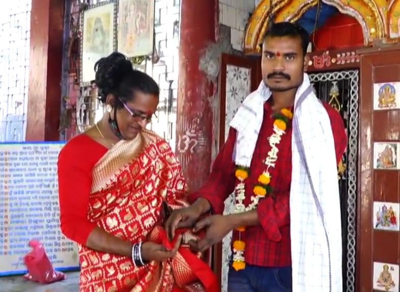  ବେବିନା କିନ୍ନର କହିଛନ୍ତି ଯେ ଚିନୁ ଓ ବବଲୁ ସମସ୍ତଙ୍କ ସମର୍ଥନ ଓ ସହଯୋଗରେ ବିବାହ କରିଛନ୍ତି । ଏହି ବିବାହରେ ସ୍ଥାନୀୟ କିନ୍ନର ସମାଜ ଓ ସାଧାରଣ ସମାଜ ବହୁତ ଖୁସି । ଆମ ସମସ୍ତଙ୍କ ଆଶିର୍ବାଦ ଏହି ନବ ଦମ୍ପତିଙ୍କ ପାଇଁ ରହିଛି,’’ ସେ କହିଛନ୍ତି ।