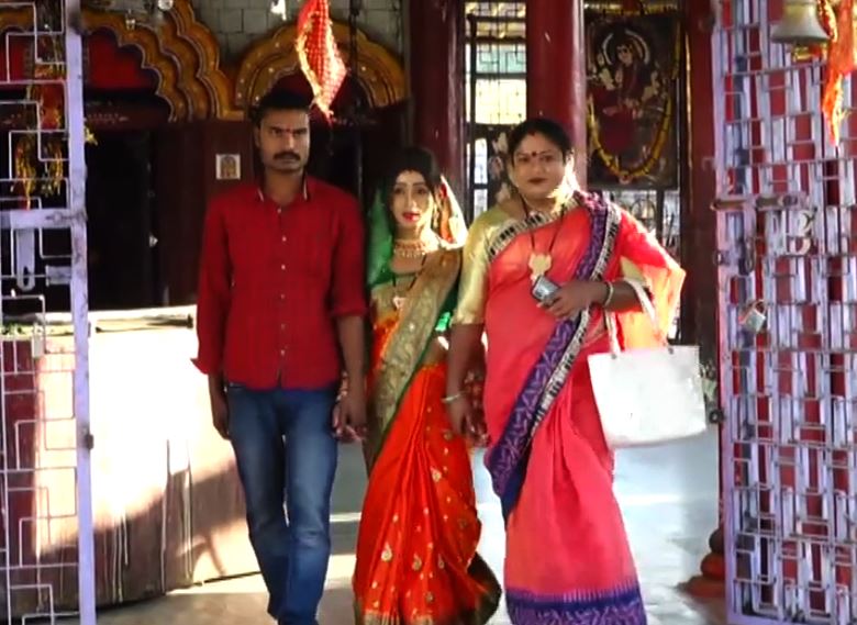 ’’ଏହି ବିବାହରେ କୌଣସି ଅସୁବିଧା ନାହିଁ । ଏହାକୁ ସମଲିଙ୍ଗୀ ସମ୍ପର୍କ ଓ ସମଲିଙ୍ଗୀ ବିବାହ କୁହାଯାଇପାରେ । ଆମେ ଚାହୁଁଛୁ ଏହି ଦମ୍ପତି ସଦା ସୁଖୀ ରୁହନ୍ତୁ,’’ କହିଛନ୍ତି ଭାନୁ । ’’ଏହି ବିବାହରେ କୌଣସି ଅସୁବିଧା ନାହିଁ । ଏହାକୁ ସମଲିଙ୍ଗୀ ସମ୍ପର୍କ ଓ ସମଲିଙ୍ଗୀ ବିବାହ କୁହାଯାଇପାରେ । ଆମେ ଚାହୁଁଛୁ ଏହି ଦମ୍ପତି ସଦା ସୁଖୀ ରୁହନ୍ତୁ,’’ କହିଛନ୍ତି ଭାନୁ ।